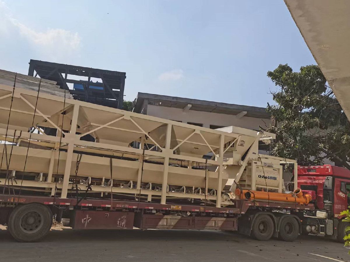 周口柘城客戶回購HZS50型混凝土攪拌站裝車發貨